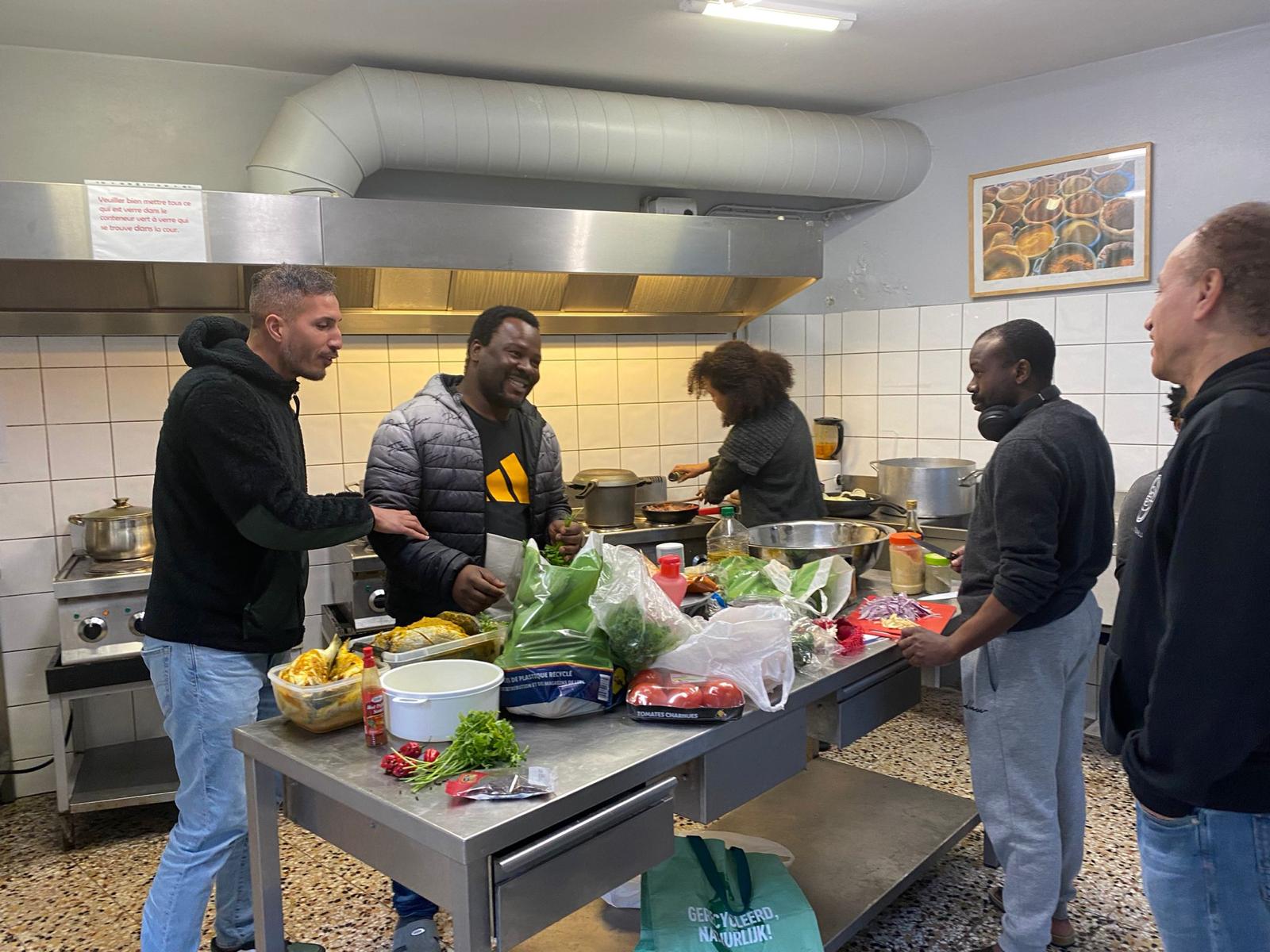 l'équipe entrain de préparer trois succulentes recettes Image